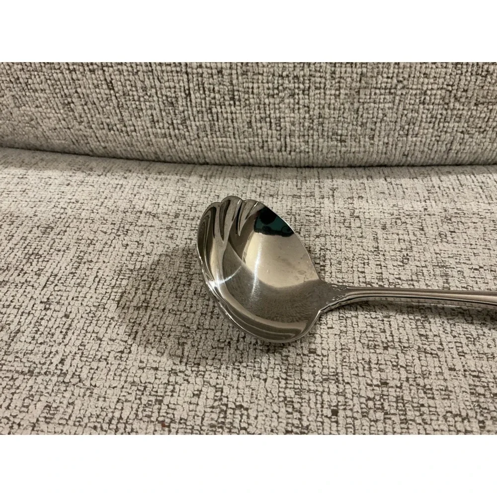 Oneida Damask Rose Stainless Gravy Ladle Scalloped‎ Shell Bowl Floral Handle